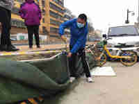 郑州一小区被新修道路堵住 路面竟高出小区地面近1米居民无法出门